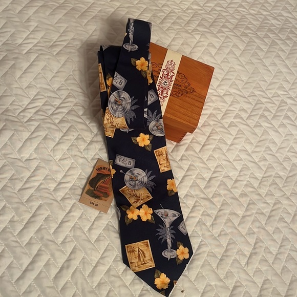 Tommy Bahama men’s tie. Old Havana style. - Picture 2 of 6